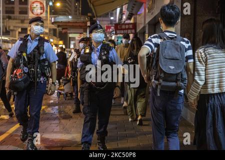 Polizeibeamte werden während eines Protestes am 30. November 2020 in Hongkong, China, beim Patrouillen beobachtet. (Foto von Vernon Yuen/NurPhoto) Stockfoto