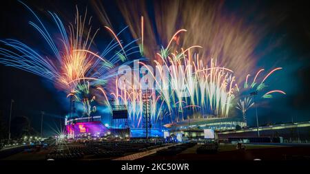 Das wunderschöne bunte Feuerwerk der Eröffnungszeremonie der Commonwealth Games in Birmingham, Großbritannien Stockfoto