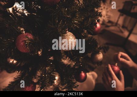 Athen, Griechenland, November 30. 2020 - Ein griechisches Paar bereitet den Weihnachtsbaum vor. (Foto von Maria Chourdari/NurPhoto) Stockfoto