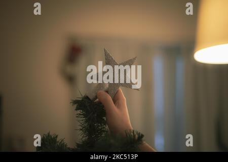 Athen, Griechenland, November 30. 2020 - Ein Stern wird auf einen Weihnachtsbaum gesetzt. (Foto von Maria Chourdari/NurPhoto) Stockfoto