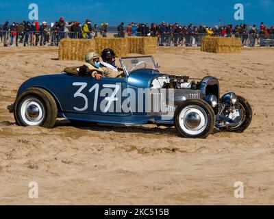 Ouistreham, Frankreich, September 2021. Alte Autos an den Stränden von Ouistreham, einer alten Ford-Fahrt aus Kalifornien, ein Service-Auto Stockfoto