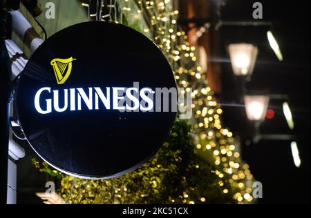 Guinness-Logo vor einem Pub in Ranelagh. Taoiseach (irischer Premierminister) Micheal Martin kündigte am vergangenen Freitag Pläne für die Lockerung der landesweiten Level 5-Sperrbeschränkungen und die Wiedereröffnung des Landes über eine Reihe von Phasen ab morgen im Vorfeld von Weihnachten an. In der ersten Phase werden alle Geschäfte, Friseure, Fitnessstudios, Kinos, Museen, Galerien und Bibliotheken dürfen wieder geöffnet werden. Gotteshäuser werden für Gottesdienste mit restriktiven Maßnahmen wiedereröffnet, während Versammlungen von 15 Personen im Freien stattfinden können. Am Montag, den 30. November 2020, in Dublin, Irland. (Foto von Artur Widak/NurPhoto) Stockfoto