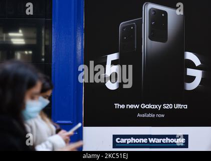 Eine Anzeige für 5G neue Galaxy S20 Ultra vor dem Carphone Warehouse Shop im Stadtzentrum von Dublin. Taoiseach (irischer Premierminister) Micheal Martin kündigte am vergangenen Freitag Pläne für die Lockerung der landesweiten Level 5-Sperrbeschränkungen und die Wiedereröffnung des Landes über eine Reihe von Phasen ab morgen im Vorfeld von Weihnachten an. In der ersten Phase werden alle Geschäfte, Friseure, Fitnessstudios, Kinos, Museen, Galerien und Bibliotheken dürfen wieder geöffnet werden. Gotteshäuser werden für Gottesdienste mit restriktiven Maßnahmen wiedereröffnet, während Versammlungen von 15 Personen im Freien stattfinden können. Am Montag, den 30. November 2020, in Dublin, Irlands Stockfoto