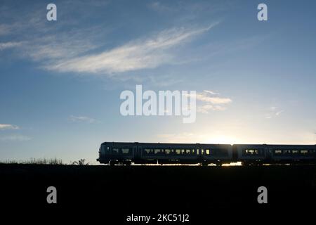 Chiltern Railways Dieselzug bei Sonnenuntergang, Warwickshire, Großbritannien Stockfoto