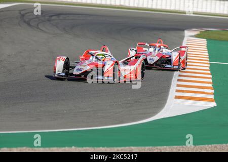 29 SIMS Alexander (GBR), Mahindra Racing, Mahinda M7Electro, Action und 94 LYNN Alexandre (GBR), Mahindra Racing, Mahinda M7Electro, Action während des offiziellen Vorsaison-Tests der ABB Formel-E-Meisterschaft auf dem Circuit Ricardo Tormo in Valencia am 28. November 29 und 1. Dezember in Spanien. (Foto von Xavier Bonilla/NurPhoto) Stockfoto