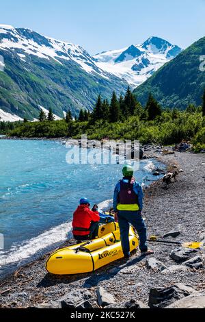 Bootsfahrer in der Nähe des Boggs Visitor Center; Portage Lake; Portage Glacier; Maynard Mountain; Bard Peak; Chugach National Forest; Portage; Alaska; USA Stockfoto