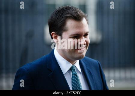 Robert Jenrick, Staatssekretär für Wohnungsbau, Gemeinden und Kommunalverwaltung, Abgeordneter der Konservativen Partei von Newark, überquert die Downing Street für das wöchentliche Kabinettstreffen, das derzeit am 1. Dezember 2020 im Foreign, Commonwealth and Development Office (FCDO) in London, England, stattfindet. (Foto von David Cliff/NurPhoto) Stockfoto