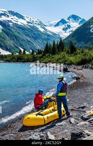 Bootsfahrer in der Nähe des Boggs Visitor Center; Portage Lake; Portage Glacier; Maynard Mountain; Bard Peak; Chugach National Forest; Portage; Alaska; USA Stockfoto