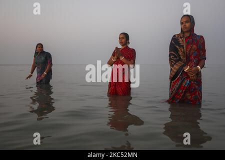 Ein hindu-Pilger nimmt in der Bucht von Bengalen ein heiliges Bad, während sie am 30. November 2020 im Rahmen des Rashmela-Festivals in Kuakata, Bangladesch, Rituale durchführen. (Foto von Ahmed Salahuddin/NurPhoto) Stockfoto