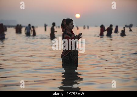 Ein hindu-Pilger nimmt in der Bucht von Bengalen ein heiliges Bad, während sie am 30. November 2020 im Rahmen des Rashmela-Festivals in Kuakata, Bangladesch, Rituale durchführen. (Foto von Ahmed Salahuddin/NurPhoto) Stockfoto