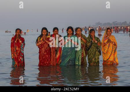 Hindu-Pilger nehmen in der Bucht von Bengalen ein heiliges Bad, während sie am 30. November 2020 im Rahmen des Rashmela-Festivals in Kuakata, Bangladesch, Rituale durchführen. (Foto von Ahmed Salahuddin/NurPhoto) Stockfoto