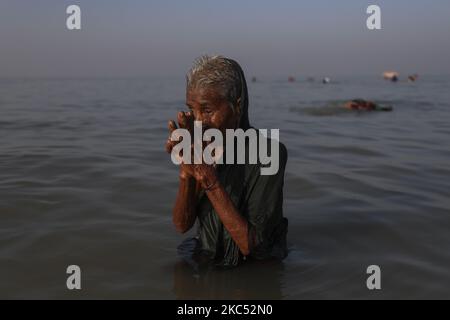 Ein hindu-Pilger nimmt in der Bucht von Bengalen ein heiliges Bad, während sie am 30. November 2020 im Rahmen des Rashmela-Festivals in Kuakata, Bangladesch, Rituale durchführen. (Foto von Ahmed Salahuddin/NurPhoto) Stockfoto