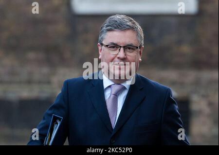 Lord Chancellor und Justizminister Robert Buckland kommt in der Downing Street im Zentrum von London an, um an der Kabinettssitzung teilzunehmen, die am 01. Dezember 2020 im Auswärtigen Amt in London, England, stattfand. Heute werden die Abgeordneten des Unterhauses über die neuen abgestuften Coronavirus-Beschränkungen abstimmen, da die vierwöchige Sperre in ganz England zu Ende geht. (Foto: Wiktor Szymanowicz/NurPhoto) Stockfoto