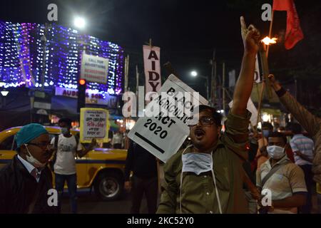 Die gesamte indische Demokratische Jugendorganisation (AIDYO) organisierte am 1. Dezember 2020 im indischen Kalkutta eine Fackelkundgebung gegen die Zentralgovt. Während eines protestmarsches der Bauern nach Delhi. (Foto von Sukhomoy Sen/NurPhoto) Stockfoto