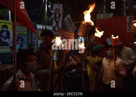 Die gesamte indische Demokratische Jugendorganisation (AIDYO) organisierte am 1. Dezember 2020 im indischen Kalkutta eine Fackelkundgebung gegen die Zentralgovt. Während eines protestmarsches der Bauern nach Delhi. (Foto von Sukhomoy Sen/NurPhoto) Stockfoto