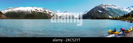 Panorama; Bootsfahrer in der Nähe des Boggs Besucherzentrums; Portage Lake; Portage Glacier; Maynard Mountain; Bard Peak; Chugach National Forest; Portage; Alaska; USA Stockfoto