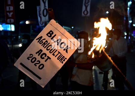 Die gesamte indische Demokratische Jugendorganisation (AIDYO) organisierte am 1. Dezember 2020 im indischen Kalkutta eine Fackelkundgebung gegen die Zentralgovt. Während eines protestmarsches der Bauern nach Delhi. (Foto von Sukhomoy Sen/NurPhoto) Stockfoto