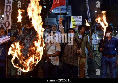 Die gesamte indische Demokratische Jugendorganisation (AIDYO) organisierte am 1. Dezember 2020 im indischen Kalkutta eine Fackelkundgebung gegen die Zentralgovt. Während eines protestmarsches der Bauern nach Delhi. (Foto von Sukhomoy Sen/NurPhoto) Stockfoto