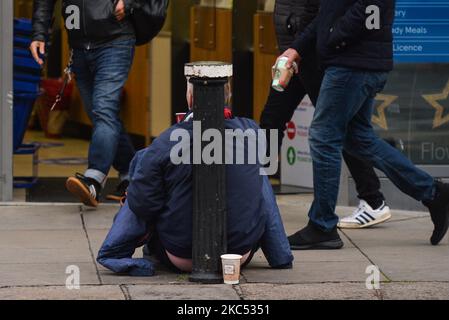 Ein Bettler, der vor einem Geschäft im Zentrum von Dublin gesehen wurde. Taoiseach (irischer Premierminister) Micheal Martin kündigte am vergangenen Freitag Pläne für die Lockerung der landesweiten Level 5-Sperrbeschränkungen und die Wiedereröffnung des Landes über eine Reihe von Phasen ab heute, dem 1.. Dezember, im Vorfeld von Weihnachten an. Die erste Phase betrifft alle Geschäfte, Friseure, Fitnessstudios, Kinos, Museen, Galerien und Bibliotheken dürfen nach sechs Wochen Schließung wieder geöffnet werden. Am Dienstag, den 1. Dezember 2020, in Dublin, Irland. (Foto von Artur Widak/NurPhoto) Stockfoto