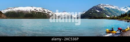 Panorama; Bootsfahrer in der Nähe des Boggs Besucherzentrums; Portage Lake; Portage Glacier; Maynard Mountain; Bard Peak; Chugach National Forest; Portage; Alaska; USA Stockfoto