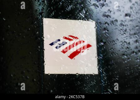 Das Logo der Bank of America, das auf einem Telefonbildschirm angezeigt wird, ist durch Regentropfen auf dem Fenster zu sehen. Dieses Bild wurde am 30. November 2020 in Polen aufgenommen. (Foto von Jakub Porzycki/NurPhoto) Stockfoto