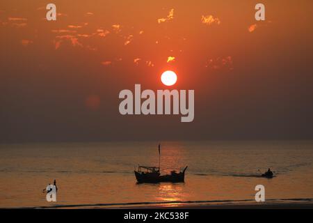 Am 28. November 2020 kreuzt das Boot bei Sonnenuntergang am Kuakata-Strand in Patuakhali, Bangladesch. (Foto von Ahmed Salahuddin/NurPhoto) Stockfoto