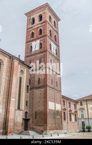 Der Glockenturm der wunderschönen Kathedrale von Asti im Piemont Stockfoto