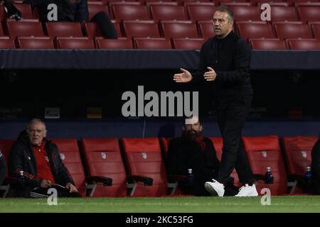 Hans-Dieter Flick, Cheftrainer der Bayern, gibt während der UEFA Champions League Group Ein Bühnenspiel zwischen Atletico Madrid und dem FC Bayern München am 1. Dezember 2020 im Estadio Wanda Metropolitano in Madrid, Spanien, Anweisungen. (Foto von Jose Breton/Pics Action/NurPhoto) Stockfoto