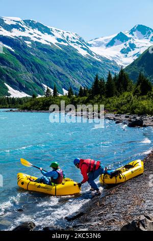 Bootsfahrer in der Nähe des Boggs Visitor Center; Portage Lake; Portage Glacier; Maynard Mountain; Bard Peak; Chugach National Forest; Portage; Alaska; USA Stockfoto