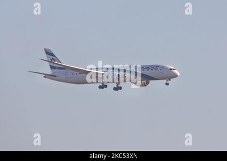 El Al Israel Airlines Boeing 787-9 Dreamliner Flugzeuge wie gesehen fliegen auf endgültige Annäherung für die Landung auf Amsterdam Schiphol International Airport AMS. Das moderne und fortschrittliche Breitkörper-B787-Flugzeug hat die Registrierung 4X-EDI, den Namen Herzliya / ?????? Und wird von 2x RR-Düsenmotoren angetrieben. ElAl ist die Flaggonfluggesellschaft Israels mit Sitz in einem Drehkreuz am Flughafen Tel Aviv Ben Gurion. Der weltweite Personenverkehr ging während der Pandemie des Coronavirus Covid-19 zurück, und die Industrie kämpfte ums Überleben. Amsterdam, Niederlande am 18. November 2020 (Foto von Nicolas Economou/NurPhoto) Stockfoto