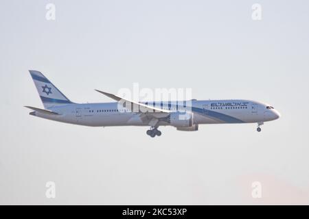 El Al Israel Airlines Boeing 787-9 Dreamliner Flugzeuge wie gesehen fliegen auf endgültige Annäherung für die Landung auf Amsterdam Schiphol International Airport AMS. Das moderne und fortschrittliche Breitkörper-B787-Flugzeug hat die Registrierung 4X-EDI, den Namen Herzliya / ?????? Und wird von 2x RR-Düsenmotoren angetrieben. ElAl ist die Flaggonfluggesellschaft Israels mit Sitz in einem Drehkreuz am Flughafen Tel Aviv Ben Gurion. Der weltweite Personenverkehr ging während der Pandemie des Coronavirus Covid-19 zurück, und die Industrie kämpfte ums Überleben. Amsterdam, Niederlande am 18. November 2020 (Foto von Nicolas Economou/NurPhoto) Stockfoto