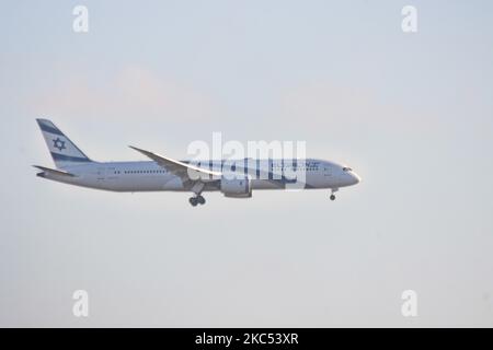 El Al Israel Airlines Boeing 787-9 Dreamliner Flugzeuge wie gesehen fliegen auf endgültige Annäherung für die Landung auf Amsterdam Schiphol International Airport AMS. Das moderne und fortschrittliche Breitkörper-B787-Flugzeug hat die Registrierung 4X-EDI, den Namen Herzliya / ?????? Und wird von 2x RR-Düsenmotoren angetrieben. ElAl ist die Flaggonfluggesellschaft Israels mit Sitz in einem Drehkreuz am Flughafen Tel Aviv Ben Gurion. Der weltweite Personenverkehr ging während der Pandemie des Coronavirus Covid-19 zurück, und die Industrie kämpfte ums Überleben. Amsterdam, Niederlande am 18. November 2020 (Foto von Nicolas Economou/NurPhoto) Stockfoto