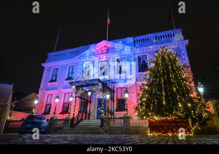 Das Herrenhaus in der Dawson Street, seit 1715 die offizielle Residenz des Oberbürgermeisters von Dublin, wurde für die Weihnachtszeit dekoriert. Taoiseach (irischer Premierminister) Micheal Martin kündigte am vergangenen Freitag Pläne für die Lockerung der landesweiten Level 5-Sperrbeschränkungen und die Wiedereröffnung des Landes über eine Reihe von Phasen ab heute, dem 1.. Dezember, im Vorfeld von Weihnachten an. Die erste Phase betrifft alle Geschäfte, Friseure, Fitnessstudios, Kinos, Museen, Galerien und Bibliotheken dürfen nach sechs Wochen Schließung wieder geöffnet werden. Am Dienstag, den 1. Dezember 2020, in Dublin, Irland. (Foto von Artur Widak/NurPhoto) Stockfoto