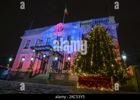 Das Herrenhaus in der Dawson Street, seit 1715 die offizielle Residenz des Oberbürgermeisters von Dublin, wurde für die Weihnachtszeit dekoriert. Taoiseach (irischer Premierminister) Micheal Martin kündigte am vergangenen Freitag Pläne für die Lockerung der landesweiten Level 5-Sperrbeschränkungen und die Wiedereröffnung des Landes über eine Reihe von Phasen ab heute, dem 1.. Dezember, im Vorfeld von Weihnachten an. Die erste Phase betrifft alle Geschäfte, Friseure, Fitnessstudios, Kinos, Museen, Galerien und Bibliotheken dürfen nach sechs Wochen Schließung wieder geöffnet werden. Am Dienstag, den 1. Dezember 2020, in Dublin, Irland. (Foto von Artur Widak/NurPhoto) Stockfoto