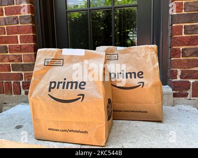 Eine Tüte voller Lebensmittel vom Whole Foods Market wurde von Amazon Prime an die Haustür geliefert Stockfoto