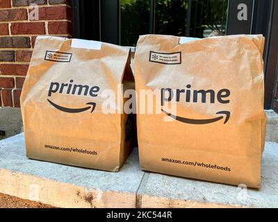 Eine Tüte voller Lebensmittel vom Whole Foods Market wurde von Amazon Prime an die Haustür geliefert Stockfoto