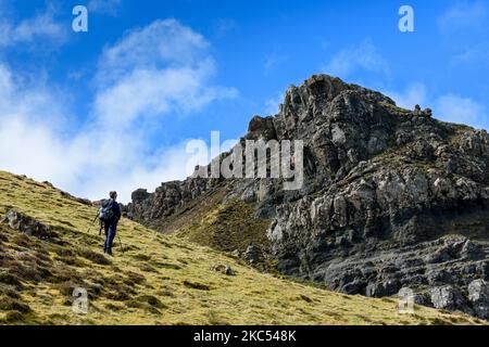 Ein Wanderer nähert sich dem Gipfelgrat an den östlichen Hängen des Ben Tianavaig, in der Nähe von Portree, Isle of Skye, Schottland, Großbritannien Stockfoto