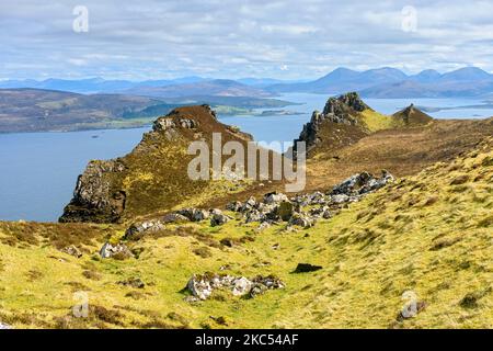 Der Inner Sound und die Red Cuillin Hills von den östlichen Hängen des Ben Tianavaig, in der Nähe von Portree, Isle of Skye, Schottland, Großbritannien Stockfoto