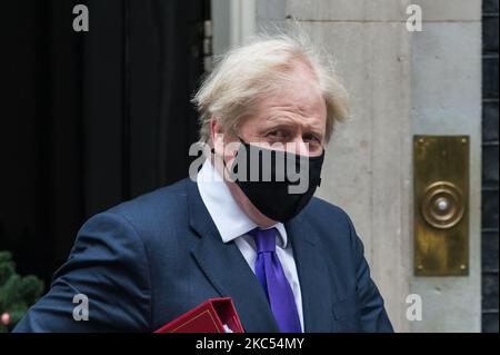 Der britische Premierminister Boris Johnson verlässt am 02. Dezember 2020 in London, England, die Downing Street 10 zur Fragestunde mit Premierminister. (Foto von Wiktor Szymanowicz/NurPhoto) Stockfoto