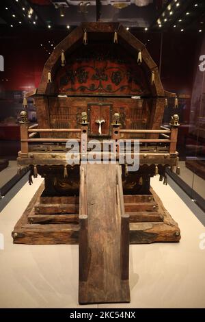 Eine vertikale Aufnahme des Holzkaffins der Liao-Dynastie im Museum der Inneren Mongolei Stockfoto