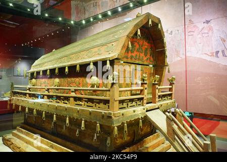 Der hölzerne Sarg der Liao-Dynastie im Museum der Inneren Mongolei Stockfoto