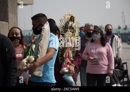 Pilger aus verschiedenen Bundesstaaten der Mexikanischen Republik besuchen das Heiligtum der Jungfrau von Guadalupe, um zu beten, zu danken oder einfach den Ort zu besuchen, bevor er aufgrund der Pandemie Covid-19 geschlossen wird, um Menschenmassen auf Mexiko-Stadt, Mexiko, am 1. Dezember 2020 zu vermeiden. (Foto von Marti?n Gorostiola/NurPhoto) Stockfoto