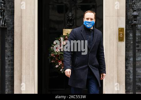 Der Staatssekretär für Gesundheit und Soziales, Matt Hancock, Abgeordneter der Konservativen Partei für West Suffolk, trägt am 2. Dezember 2020 eine Gesichtsmaske „Protect the NHS“, die die Downing Street 10 in London, England, verlässt. Covid-19-Impfungen sollen nächste Woche in Großbritannien beginnen, nachdem die Regulierungsbehörde für Arzneimittel und Gesundheitsprodukte (MHRA) des Landes heute den Pfizer-BioNTech-Impfstoff zur Verwendung zugelassen hat, wobei ältere Bewohner von Pflegeheim, andere ältere Menschen und Pflegepersonal angeblich die ersten in der Reihe für Injektionen sein werden. (Foto von David Cliff/NurPhoto) Stockfoto