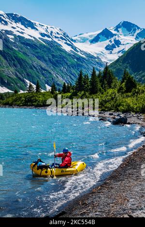 Bootsfahrer in der Nähe des Boggs Visitor Center; Portage Lake; Portage Glacier; Maynard Mountain; Bard Peak; Chugach National Forest; Portage; Alaska; USA Stockfoto