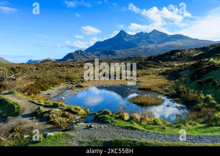 Sgurr nan Gillean und die Cuillin-Berge, vom Fluss Sligachan aus, in Sligachan, Isle of Skye, Schottland, Großbritannien. Stockfoto