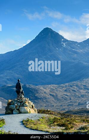 Sgurr nan Gillean in den Cuillin-Bergen, von Sligachan, Isle of Skye, Schottland, Großbritannien. Skulptur von John Mackenzie und Norman Collie im Vordergrund. Stockfoto