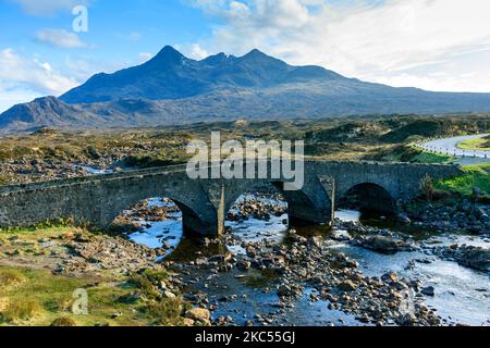 Sgurr nan Gillean und die Cuillin-Berge, vom Fluss Sligachan aus, in Sligachan, Isle of Skye, Schottland, Großbritannien. Stockfoto