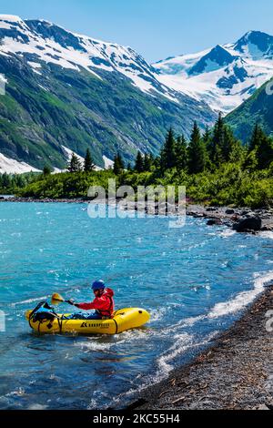 Bootsfahrer in der Nähe des Boggs Visitor Center; Portage Lake; Portage Glacier; Maynard Mountain; Bard Peak; Chugach National Forest; Portage; Alaska; USA Stockfoto