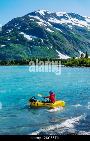 Bootsfahrer in der Nähe des Boggs Visitor Center; Portage Lake; Portage Glacier; Maynard Mountain; Bard Peak; Chugach National Forest; Portage; Alaska; USA Stockfoto