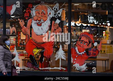 Weihnachtsdekorationen an einem Schaufenster im Stadtzentrum von Dublin. Am Mittwoch, den 2. Dezember 2020, in Dublin, Irland. (Foto von Artur Widak/NurPhoto) Stockfoto